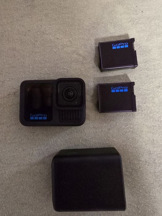 Setul  Camera video de actiune GoPro Hero13 Black  + Incarcator dublu Go + 2 acumulatori Enduro + husă