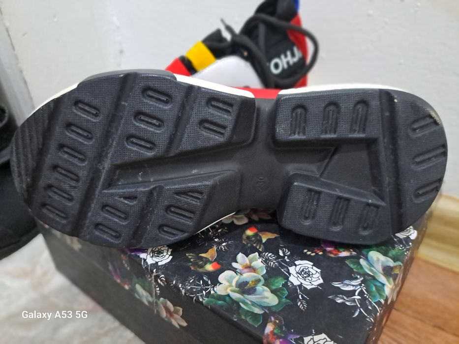 Новый 35 36 рр болады  7000 тг