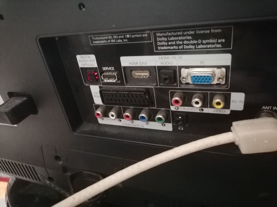 TV Samsung cu telecomandă.