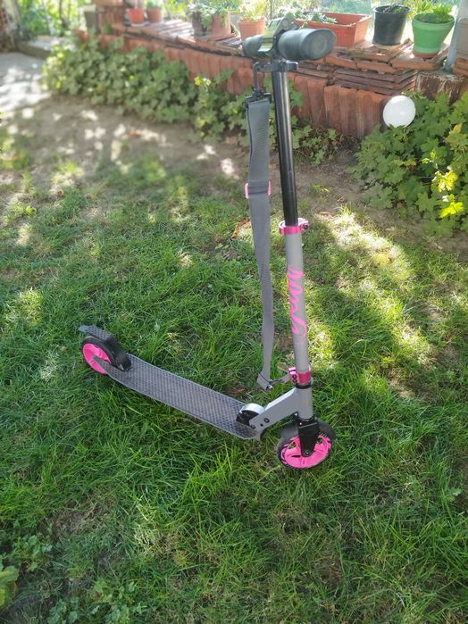 Детска алуминиевата тротинетка