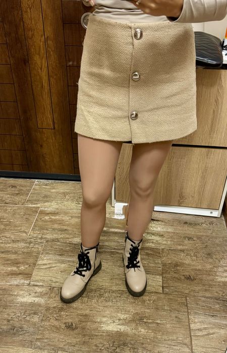 Бежова къса зимна пола с копчета Mango