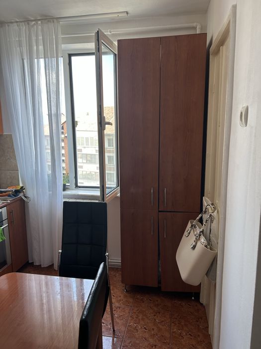 Mobila bucatarie utilata cu masa si corp soldat cuptor si plita