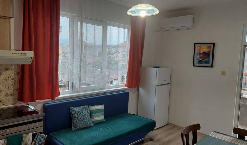 Дава се под наем Тристаен апартамент в Пловдив, Коматево - 100 кв.м за 300 € - Снимка #1