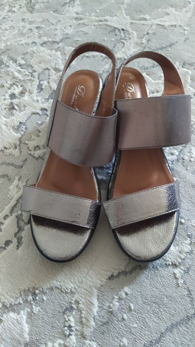 Продам босоножки