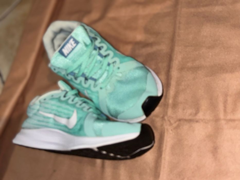 Vand adidasi nike /la mana a doua