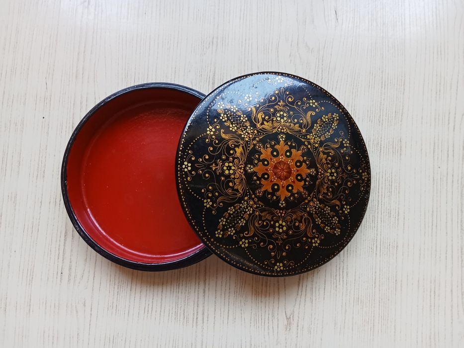 Антикварные пудреницы шкатулки