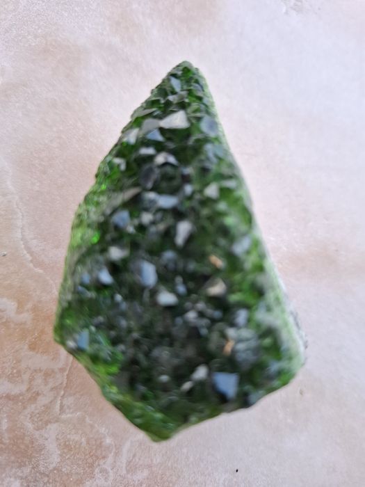Cluster cristal verde geoda verde cu inaltimea de 6 cm