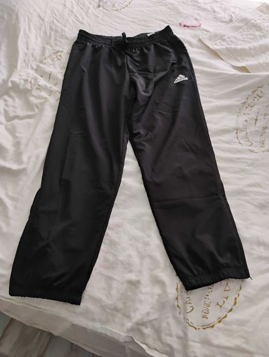 Неизползван анцуг Adidas размер L 100% полиестер ( с етикета)