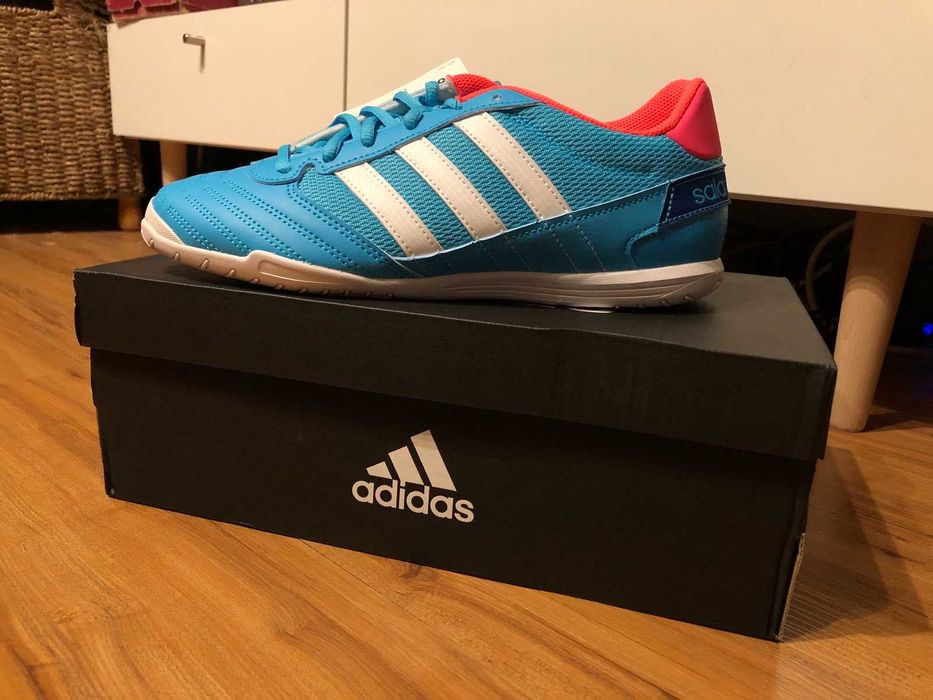 Продавам чисто нови оригинални маратонки ADIDAS.