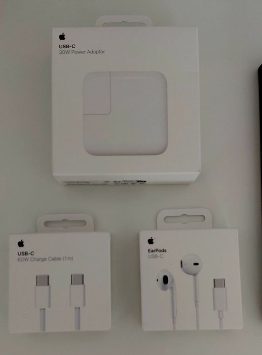 Incarcator original 30W iPhone 17 Pro Max . Cablu original de 60W si folie Titan Glass.