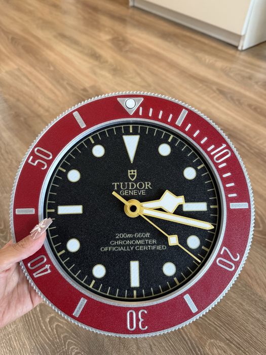 Tudor Black Bay – стенен часовник