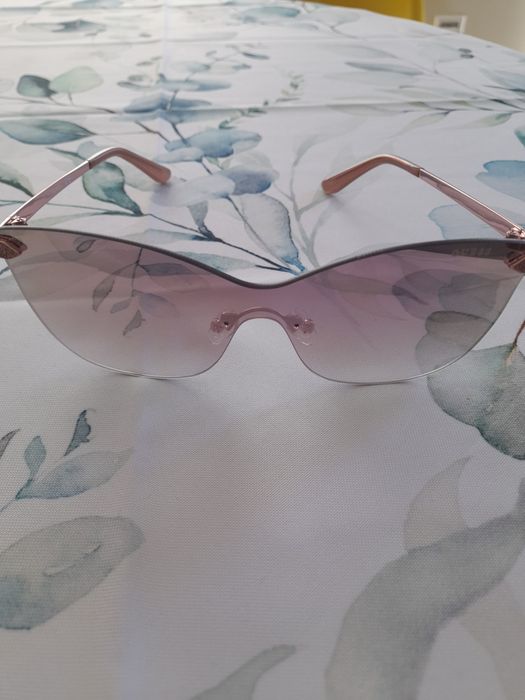 Guess - оригинални дамски слънчеви очила модел GU7549 28U