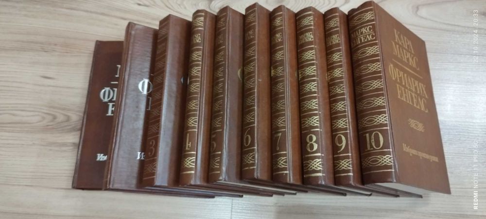 Книги-Карл Маркс - Фридрих Енгелс 
Перфектни !