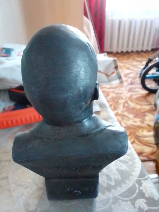 Статуэтка фарфоровая