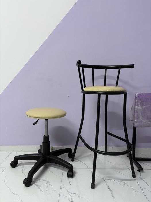 Продам барный стул и стул на колесиах.