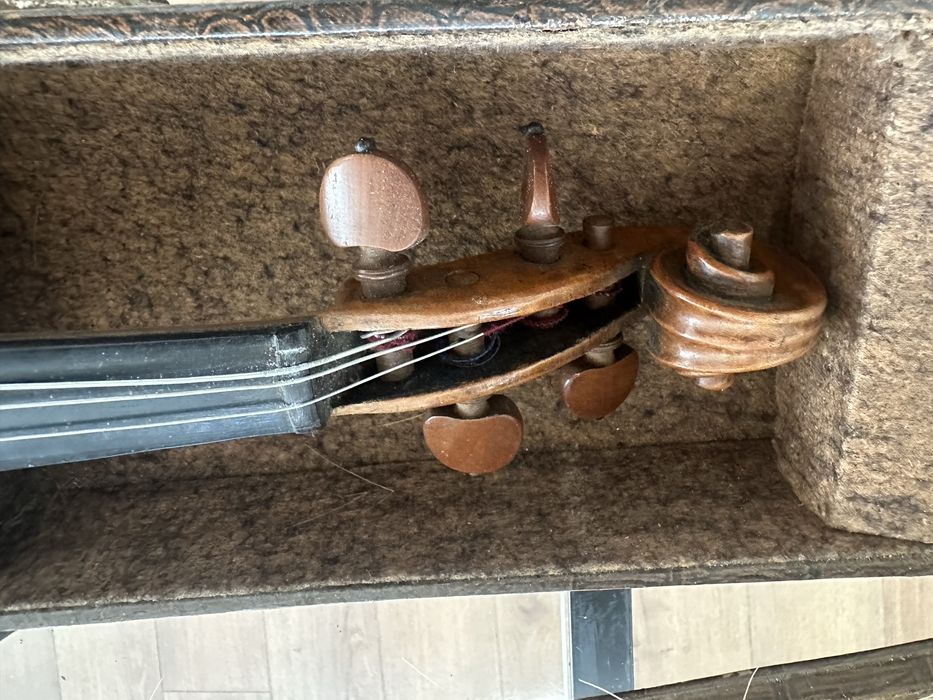 Vand vioara. Stare originala fara restaurare.