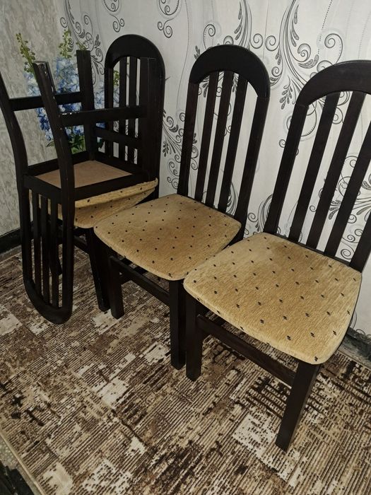 Трапезни столове 4бр.25 euro на бройка.