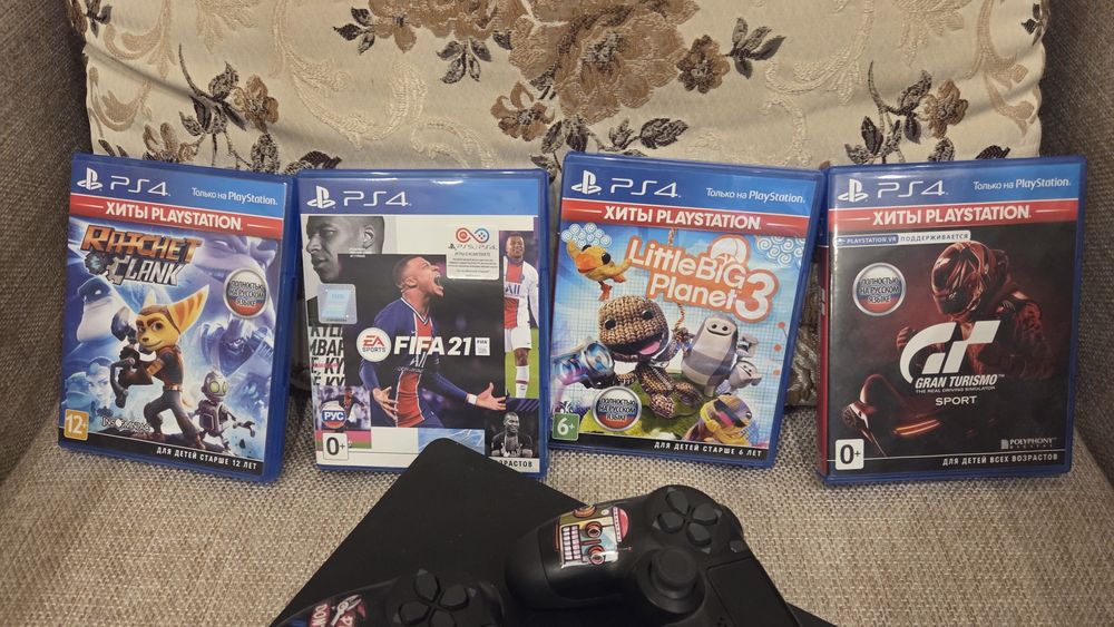 Playstation 4 комплект с играми и джостиками.