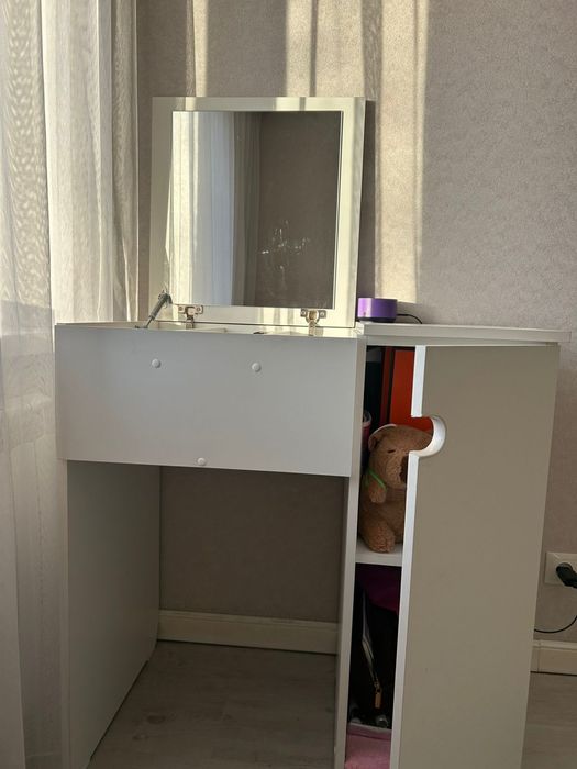 Продам туалетный столик