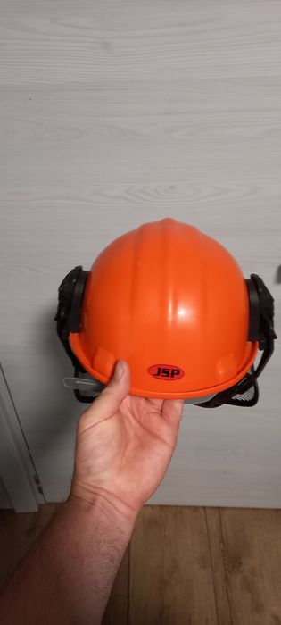 Каска husqvarna за дървосекач