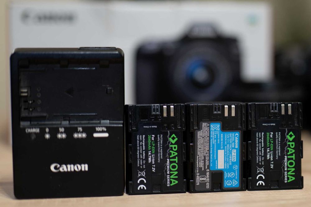 Canon 80D + 4 obiective + 3 baterii + incarcator