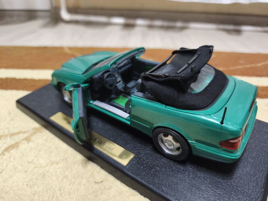 Macheta auto  Anson 1:18 - Mașină decapotabilă - Mercedes Benz CLK 320 Cabriolet - Cu acoperiș din material textil adevărat care se deschide.