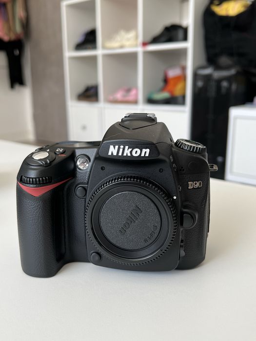 Nikon D90 + Accesorii ( nefolosit / shutter count 8, conditie impecabilă)
