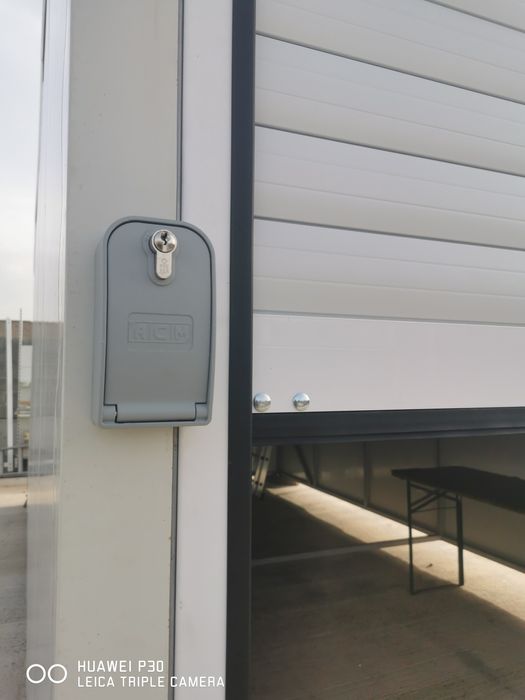 Произвежда гаражни клетки от термопанели