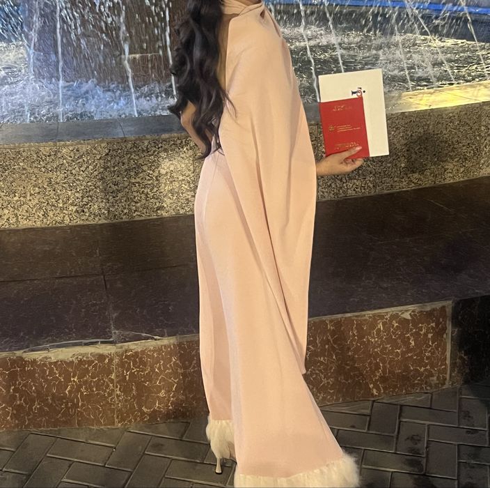 Вечернее платье с перьями