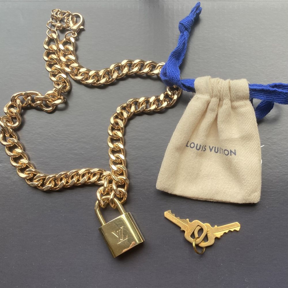 Louis vuitton key and store lock necklace