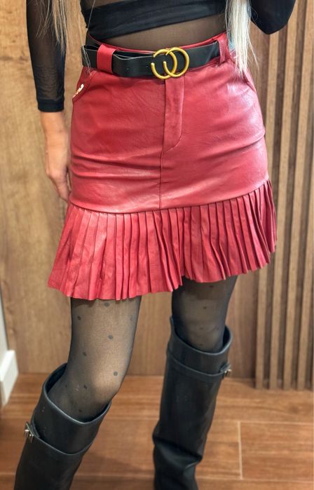 Кожена пола в бордо цвят