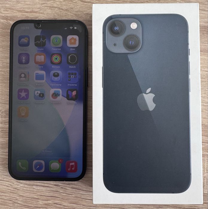 iPhone 13 с документами