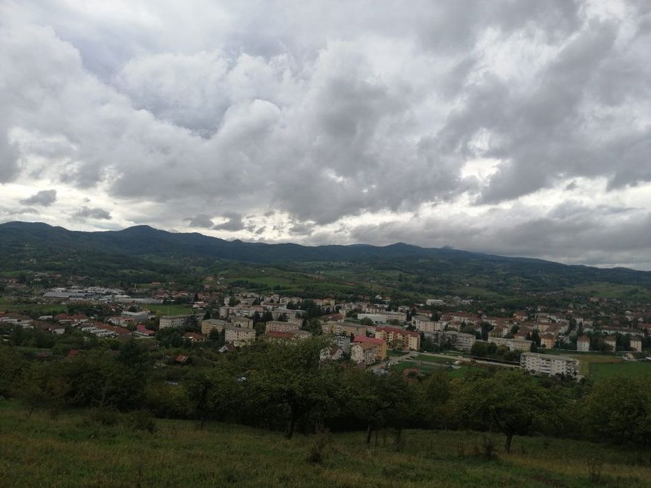 Teren pretabil pt. cabană sau livadă, priveliște superbă a orașului!