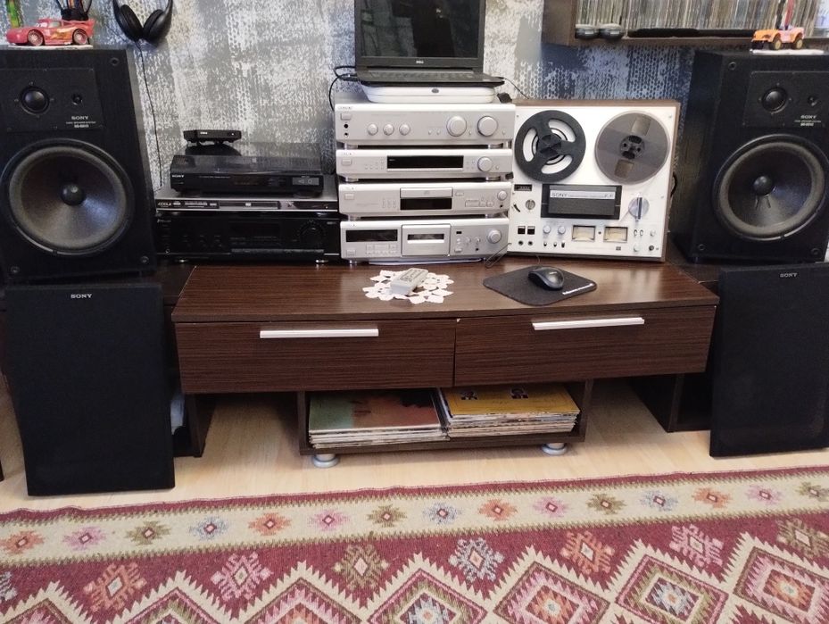 Linie, boxe, magnetofon, pickup SONY