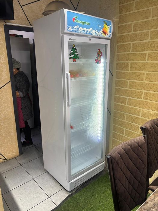 Продам холодильник витриный