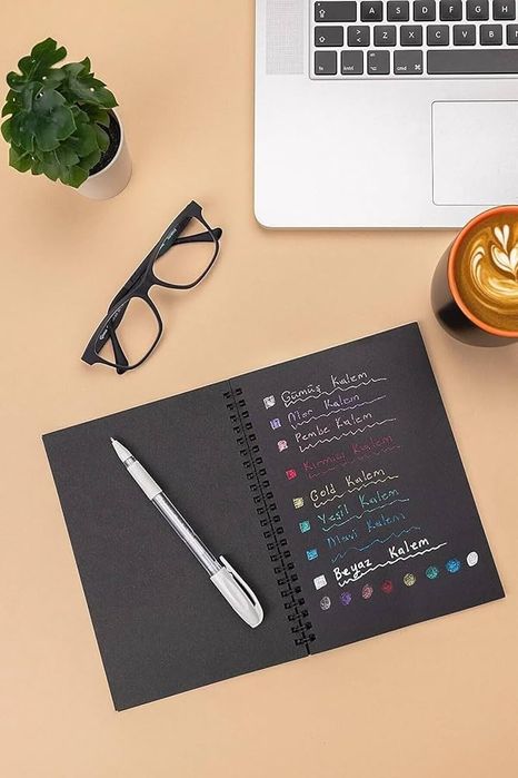 Черна тетрадка с бял химикал