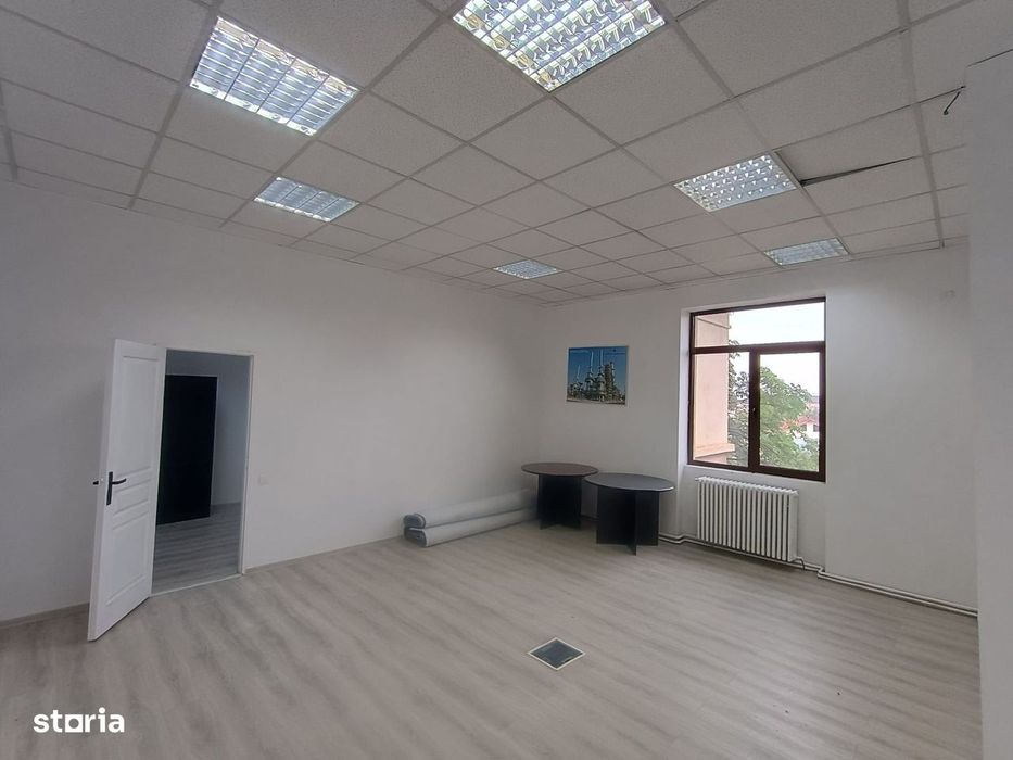 Cladire  cu suprafata de 400 mp si parcare proprie 350 mp