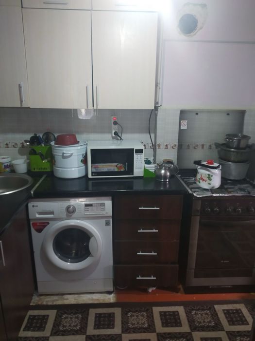 Продаётся 3-комнатная квартира в центре Навои (г. Чирчик).