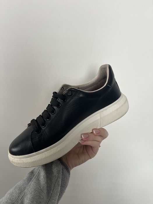 Анатомични дамски кецове