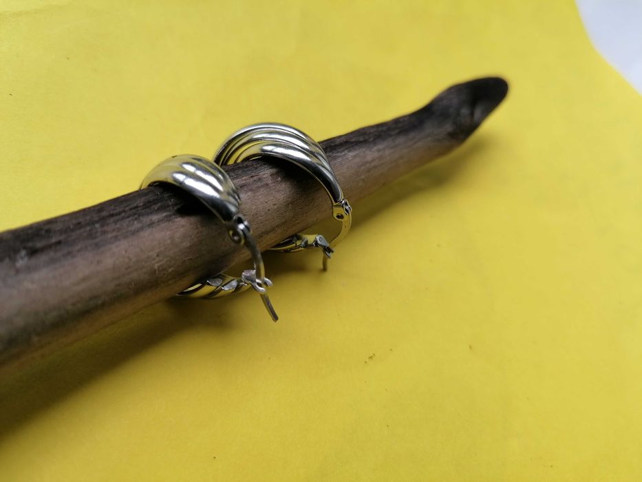 Продавам чисто нови обеци от медицинска стомана. Цената е за чифт.