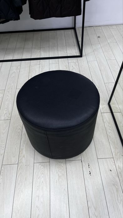 СРОЧНО ПРОДАМ: зеркала, пуфики, стеллаж