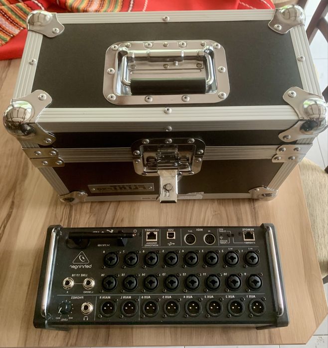 Behringer XAIR18 + Flyht case Подарък таблет ipad