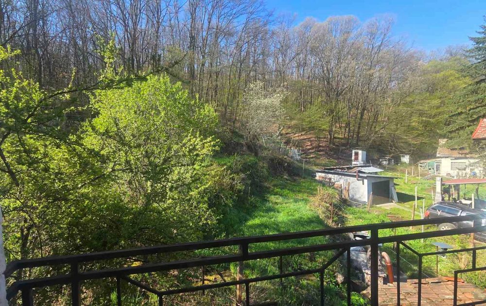 Къща срещу Сентръл парк Нови Хан