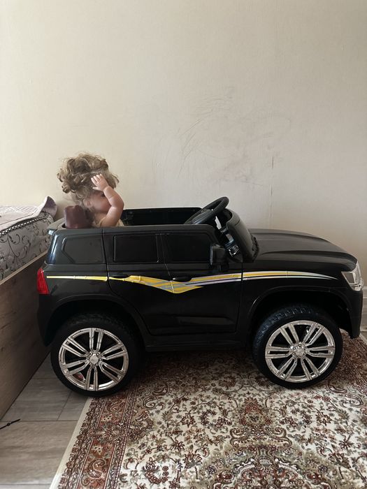 Продам машинку детскую