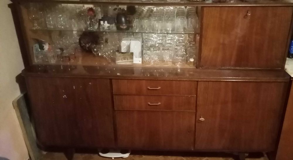 Диван ъглов разтегателен. БЮФЕТ с барче, ретро