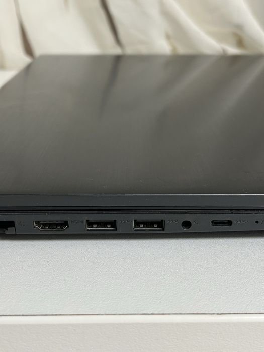 Laptop lenovo| i7gen8 | display 17,3 inch| ssd+hdd | bateria ca noua