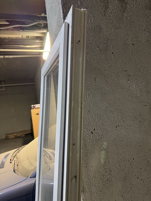 Продам пластиковую дверь