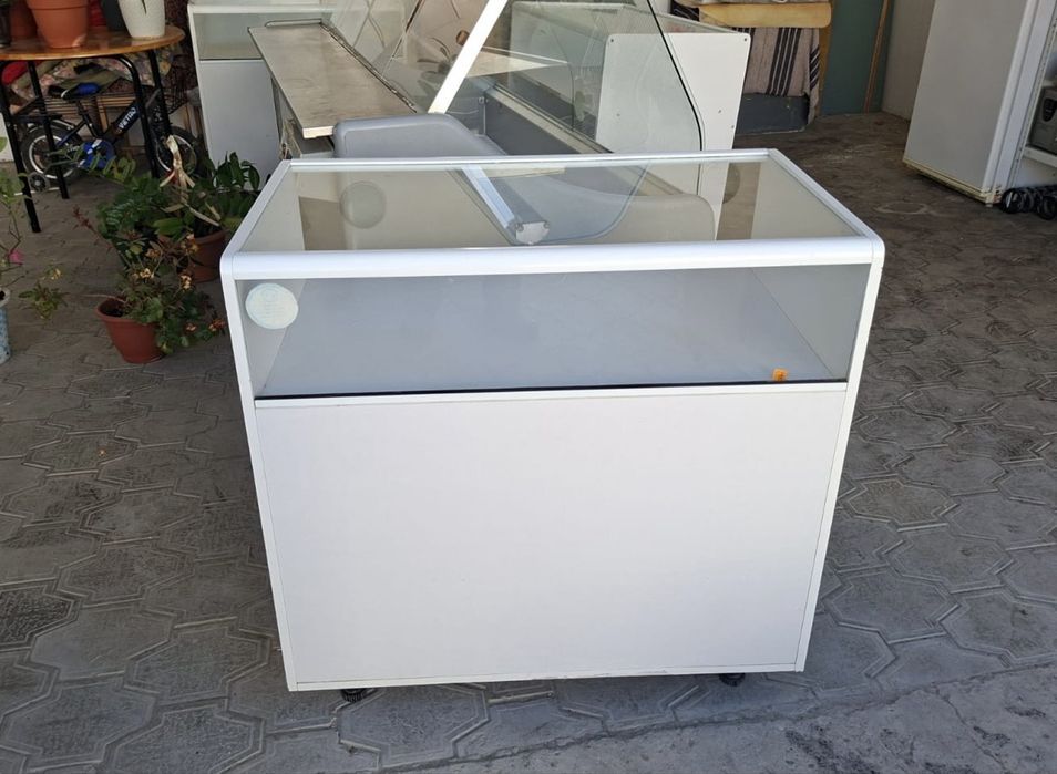 Витринные шкафы 4 шт