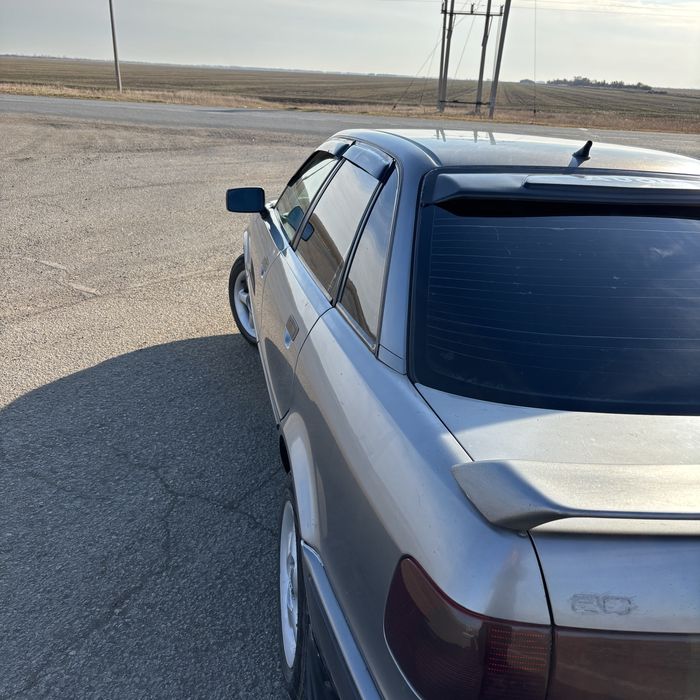 Машина ауди 80 б4