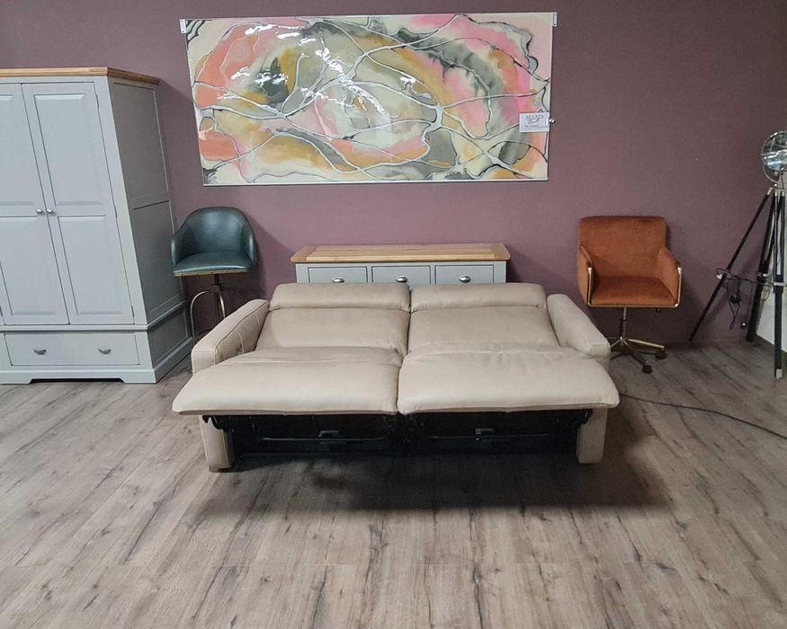 Италиански кожен диван тройка с електрически релаксиращ механизъм